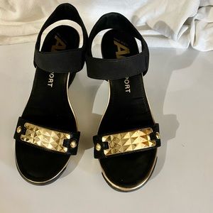 Comfy sporty/elegant heels with gold to e hardware..